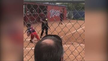 Recibe un pelotazo del catcher y después hace tremendo golpe