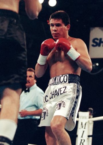‘El César del Boxeo’, considerado el mejor pugilista en la historia de nuestro país, es un símbolo latino en la Unión Americana. Encaró 45 batallas en territorio estadounidense, 38 de ellas con victoria. Fue la imagen de diversas campañas para las pasadas elecciones de Estados Unidos en la que invitaba a la comunidad latina a votar por la candidata demócrata. Su legado fue reconocido en 2011, cuando fue inducido al Salón Internacional de la Fama del Boxeo.