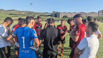 Alessio Lisci da instrucciones a los jugadores del Mirandés durante una pausa para la hidratación.