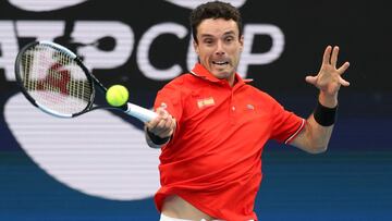 Roberto Bautista Agut devuelve una bola durante su partido ante Alex de Minaur en la eliminatoria entre Espa&ntilde;a y Australia de la ATP Cup 2021.