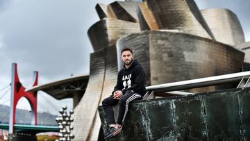 Unai López, frente al Guggenheim