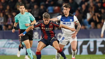 VALENCIA, 27/02/2026.- El delantero del Levante Iván Romero (c) juega un balón ante Antonio Blanco (d), del Alavés, durante el partido de LaLiga de fútbol que UD Levante y Deportivo Alavés disputan este viernes en el estadio Ciutat de Valencia. EFE/Ana Escobar