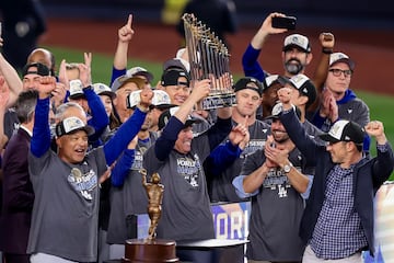 New York (United States), 31/10/2024.- Members of Los Angeles Dodgers celebrate with the trophy after defeating the New York Yankees during game five of the Major League Baseball (MLB) World Series between the American League Champion New York Yankees and the National League Champion Los Angeles Dodgers at Yankees Stadium in the Bronx borough of New York, New York, USA, 30 October 2024. The Dodgers won the best of seven games World Series 4-1. (Nueva York) EFE/EPA/SARAH YENESEL
