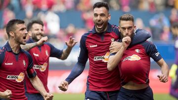 Roberto Torres celebra un gol con Osasuna. 