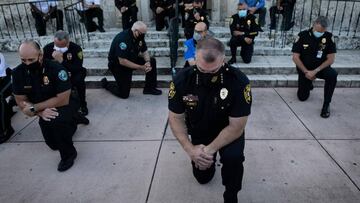 Las protestas no cesan en Estados Unidos, y durante la lucha contra el racismo en Estados Unidos, algunos polic&iacute;as se han solidarizado con los manifestantes.