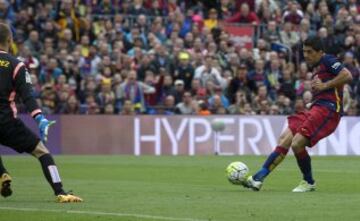 Luis Suárez marca el segundo para el Barcelona.