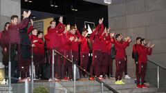 Los jugadores del Atl&eacute;tico aplauden a los aficionados que les esperaban a las puertas del hotel.