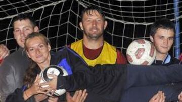 <b>INTEGRADA. </b>Los jugadores del Viktorija Vojakovac posan con su entrenadora a la que respetan y adoran.