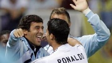 Cristiano celebra con Raúl el primer gol del Real Madrid frente al Villarreal.