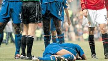 <b>LA ÚLTIMA BRONCA. </b>La entrada de Van Nistelrooy (derecha) a Cole (en el suelo) provocó la última tensión.