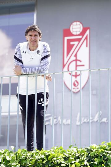 El técnico del Granada delante del escudo del equipo.