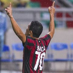 Bacca podría dejar el Milan que suma sus mejores refuerzos