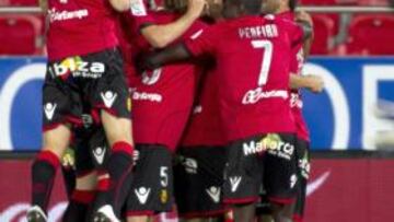 <b>PIÑA. </b>Los jugadores bermellones abrazando a Álvaro tras su gol.