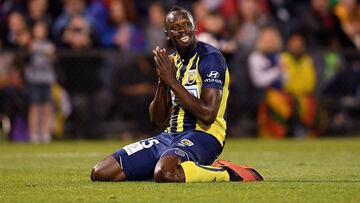 El jamaicano Usain Bolt, reacciona durante un partido de la liga australiana entre su equipo, los Central Coast Mariners, y el Macarthur South West United, en S&iacute;dney (Australia).