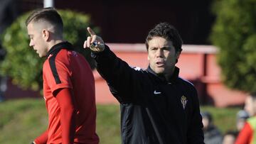 Rubi dando instrucciones en un entrenamiento con el Sporting de Gij&oacute;n.