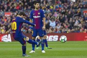 Leo Messi scores from the free-kick. 1-0