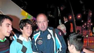 <b>UNA PEÑA DE PONTEDEUME ANIMARÁ AL DEPOR</b> El Deportivo aterrizó cerca de las 19:00 horas en Almería. Algunos aficionados viajaron con el equipo y también tendrán los coruñeses compañía en el Mediterráneo. Una peña de Pontedeume estará ahí.