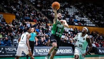 Ricky Rubio, base del Joventut, penetra ante el Unicaja en la Champions FIBA.