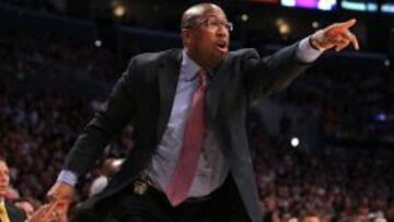 Mike Brown dirige un partido durante su etapa con los Lakers.