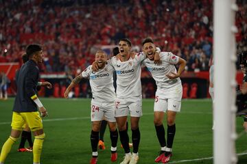 Los jugadores del Sevilla celebran la victoria y la clasificación para la final de la Europa League. En la imagen, Papu Gómez, Erik Lamela y Lucas Ocampos.