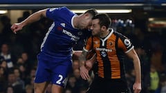 El cabezazo de Cahill que le provocó el retiro a Mason