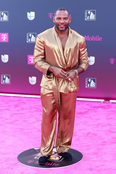 Carlos Mejía posa en la alfombra roja de los premios 'Lo Nuestro'.