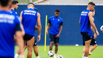 Musonda, entrenando con el Levante.