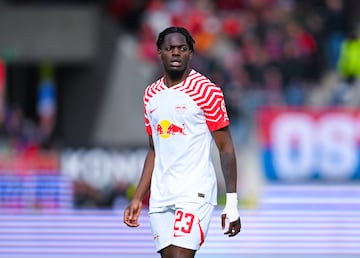 Lukeba es el en¨¦simo acierto en un fichaje joven de la factor¨ªa Red Bull en Leipzig. El club de las bebidas energ¨¦ticas se llev¨® del Olympique de Lyon al defensa por 30 millones de euros y se ha convertido en indiscutible. Defensa de mucho pase, tanto en corto como en largo, que resuelve bien a la hora de iniciar el juego desde atr¨¢s. Se caracteriza por su intensidad, presi¨®n en defensa con el ¨²nico ¡®pero¡¯ de tener que pulir su juego a¨¦reo pese a medir 1,84 m.
