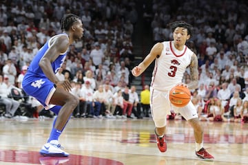 Nick Smith (Arkansas) ataca a Chris Livingston (Kentucky) durante un partido de NCAA. 