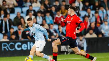 El carrilero del Celta, Sergio Carreira, con el balón ante el lateral de Osasuna, Abel Bretones durante el encuentro correspondiente a la jornada 25 de LaLiga EA Sports disputado en el estadio de Balaidos, en Vigo.