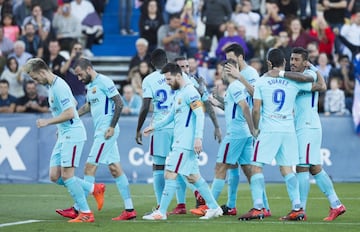 Luis Suárez celebra el 0-2 con el resto del equipo.