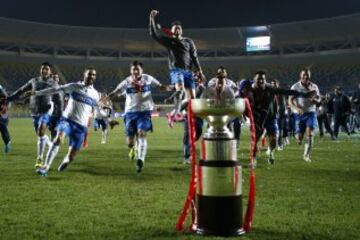 Los jugadores de Universidad Catolica celebran el titulo de la Super Copa tras la victoria con