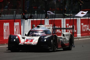 Timo Bernhard, Earl Bamber y Brendon Hartley se han proclamado vencedores de las 24 horas de Le Mans con el Porsche número dos