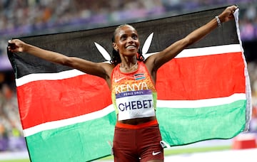 Saint-denis (France), 09/08/2024.- Beatrice Chebet of Kenya celebrates after winning the Women 10000m final of the Athletics competitions in the Paris 2024 Olympic Games, at the Stade de France stadium in Saint Denis, France, 09 August 2024. (10000 metros, Francia, Kenia) EFE/EPA/FRANCK ROBICHON
