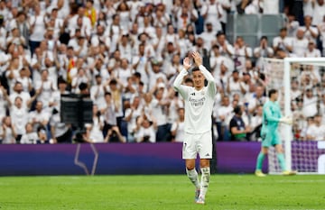 Tremenda ovación de la afición a Lucas Vázquez en su cambio en el último partido en el Bernabéu.