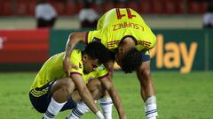 Luis Suárez consolando a Luis Díaz tras la eliminación de la Selección Colombia pese al triunfo sobre Venezuela.