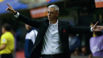 AME1011. BUENOS AIRES (ARGENTINA), 09/05/2019.- El t&eacute;cnico de Paranaense, Tiago Nunes, da instrucciones este jueves, durante un partido por el grupo G de la Copa Libertadores entre Club Atl&eacute;tico Boca Juniors de Argentina y Club Athletico Paranaense de Brasil, en el estadio La Bombonera de Buenos Aires (Argentina) EFE/ Juan Ignacio Roncoroni