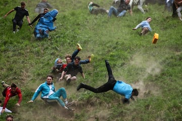 La carrera consiste en atrapar un queso de Gloucester arrojado desde la colina de Cooper, con una cada de 182 metros en la localidad de Brockworth. Los competidores deben bajar por la ladera del cerro para atraparlo y el primero en conseguirlo se proclama vencedor.