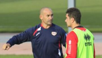 PENDIENTES. El técnico y el capitán, Paco Jémez y Piti, aún no tienen decidido su futuro.