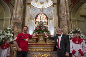 La plantilla de Osasuna en la parroquia de San Lorenzo donde ofrecieron el ascenso a Primera Division a San Fermín.