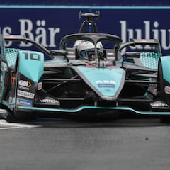 Cruza la meta... ¡con una mano rota!