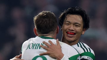 Hatate y Johnstone celebran el tercer gol del Celtic.