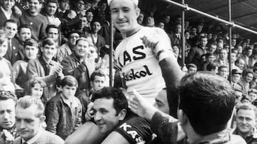 Julio Jiménez es llevado en hombros tras ganar la Subida a Arrate en 1965.