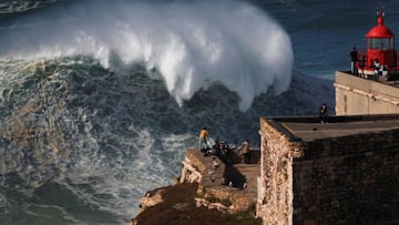 Una de las olas gigantes del hurac&aacute;n Epsilon en Nazar&eacute; (Portugal), junto al faro del fuerte de San Miguel Arc&aacute;ngel, el 29 de octubre del 2021. 