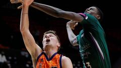 GRAFCVA8568. VALENCIA, 11/10/2020. - El base del Valencia Basket, Martin Hermannson (i), trata de encestar ante la oposici&oacute;n del p&iacute;vot del Unicaja, Yannick Nzos, durante el partido de la quinta jornada de la Liga Endesa que han disputado este domingo en la Fonteta. EFE/Miguel &Aacute;ngel Polo