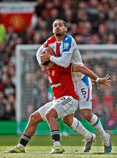 El Crystal Palace no consiguió frenar la racha del Manchester United, que se impuso 2-1 en Old Trafford. En la imagen, Lacroix pone tanto ímpetu en controlar el ataque de Mbeumo en un momento del partido que incluso llegó a ponerle la mano en el rostro.