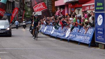 Igor Ant&oacute;n celebra el triunfo en la primera etapa de la edici&oacute;n de 2015 de la Vuelta a Asturias.