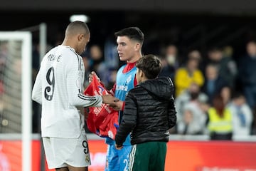 Al finalizar el encuentro un jugador de la Deportiva Minera se acerc al crack francs del Real Madrid para intercambiar la camiseta. 