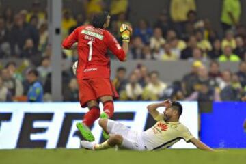 Action photo during the match America vs Tigres UANL, Corresponding To first Leg of the Great Final Tournament Apertura 2016  League BBVA Bancomer MX at Azteca Stadium.

Foto de accion durante el partido America vs Tigres UANL, Correspondiente al partido de Ida de la Gran Final del  Torneo Apertura 2016 de la Liga BBVA Bancomer MX en el Estadio Azteca, en la foto: (i-d) Nahuel Guzman de Tigres y Oribe Peralta de America

22/12/2016/MEXSPORT/Isaac Ortiz.