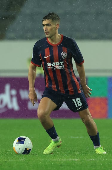 El centrocampista defensivo nacido en Gorliz, formado en la cantera del Athletic y con paso por Tenerife, Sabadell y Leganés se unió al JDT en agosto de 2024. En Johor ha sido pieza fija en el centro del campo durante la AFC Champions League 2024‑25.